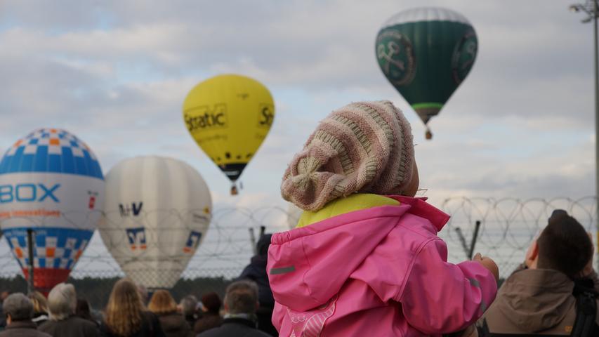 Zahlreiche Heissluftballons gingen am Samstag (28.02.2015) beim  Frankenballoncup 2015 in die Luft. Das farbenfrohe Schauspiel lockte zahlreiche  Zaungaeste zum Nuernberger Flughafen. Foto: News5 / Preinl