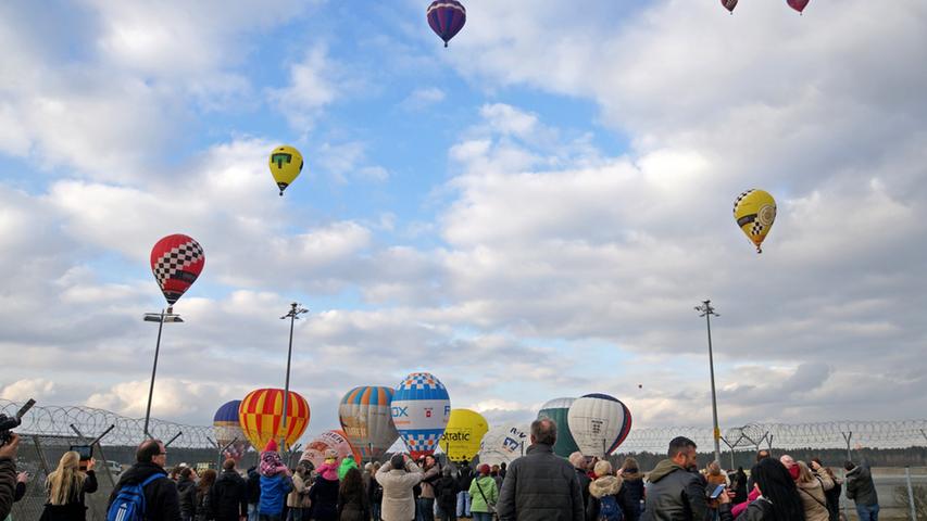 Zahlreiche Heissluftballons gingen am Samstag (28.02.2015) beim  Frankenballoncup 2015 in die Luft. Das farbenfrohe Schauspiel lockte zahlreiche  Zaungaeste zum Nuernberger Flughafen. Foto: News5 / Preinl