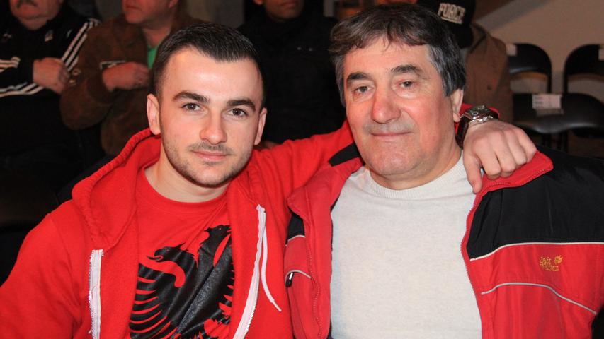 "Wir begleiten Alban Dorzi immer auf seinen Kämpfen", erklärt Luan Dorzi (rechts) stolz. Albans Vater und Cousin Renato Lumi sind schon gespannt und aufgeregt auf den Kampf. Der 20-jährige Renato würde zwar selbst nicht kickboxen, aber der Sport an sich gefällt ihm schon, da sein Cousin Alban für ihn ein Champion ist.