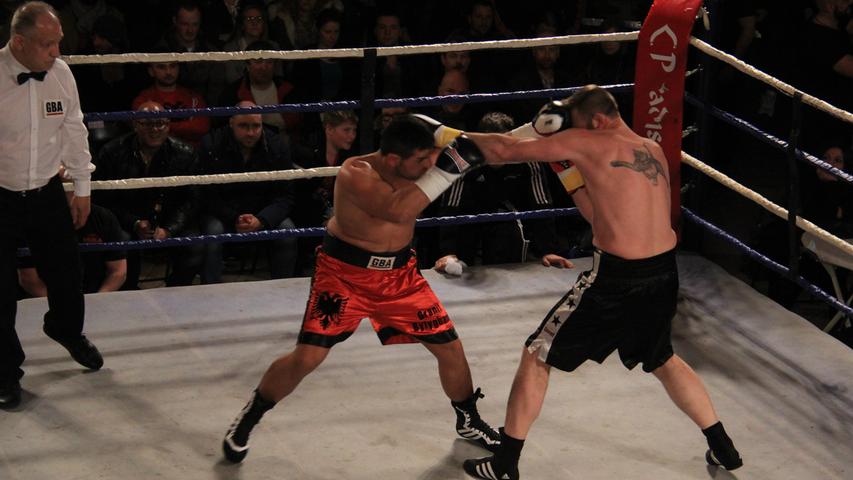 Der Kosovare Granit Bylygbashi (in der Mitte) vom Augsburger Haan Boxclub besiegt in vier Runden á drei Minuten den 38-jährigen Juri Zizer (rechts im Bild).