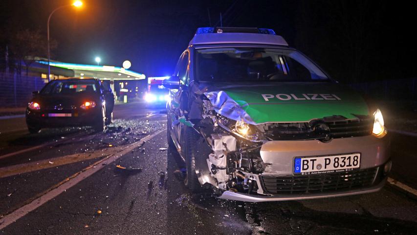 Zwei Verletzte in Bamberg: Streifenwagen prallt gegen Auto