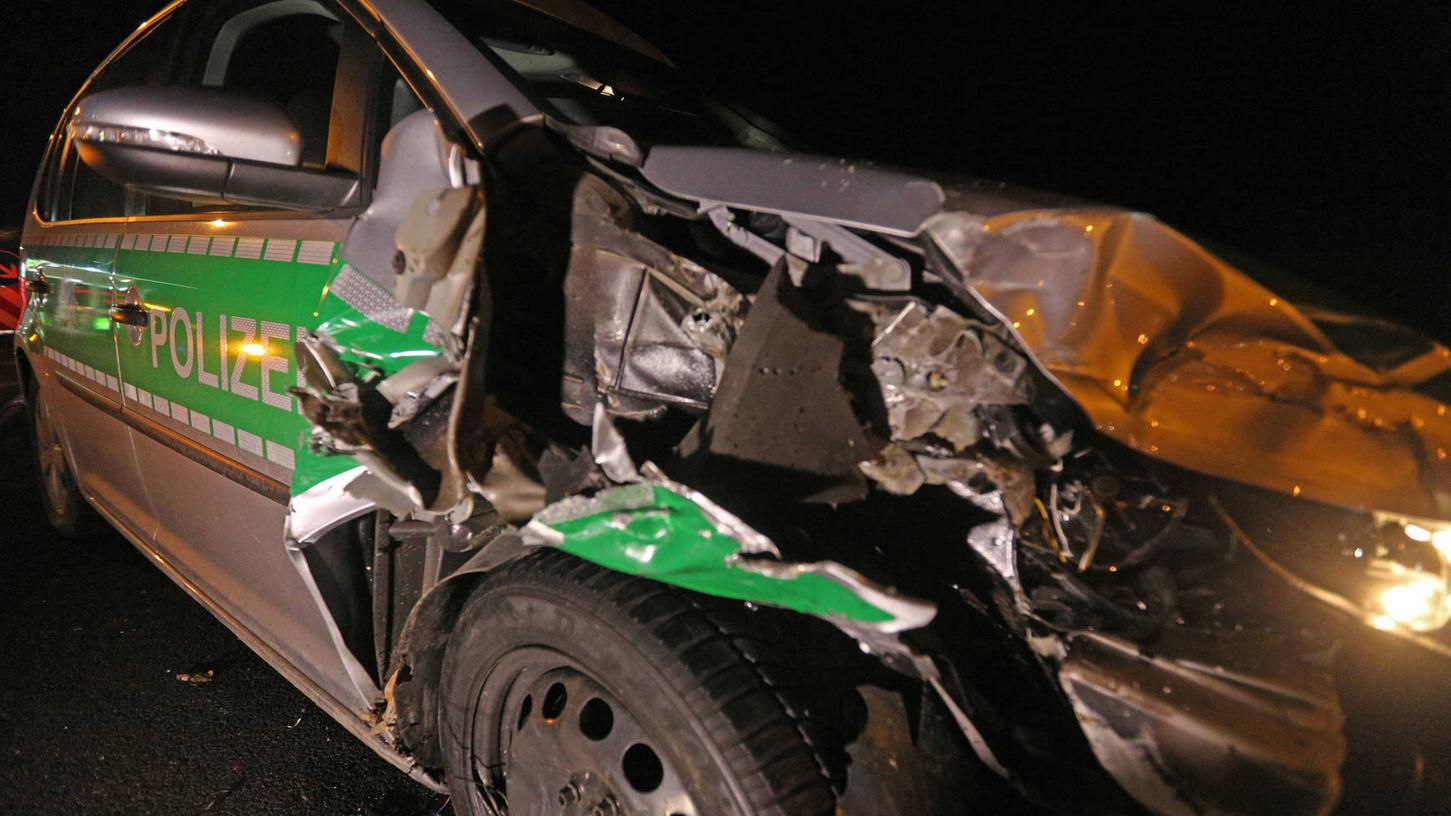 An den beiden Fahrzeugen entstand ein Schaden von etwa 30.000 Euro.