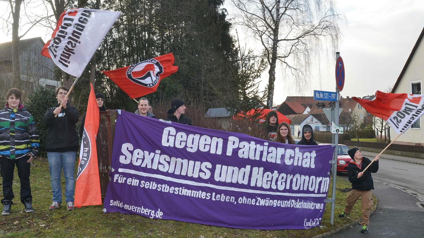 Gegen die AfD: Nur einige wenige waren dem Aufruf gefolgt und haben in Ebenried gegen die Alternative für Deutschland protestiert, die in dem kleinen Ort ihre Funktionärsversammlung abhielt.