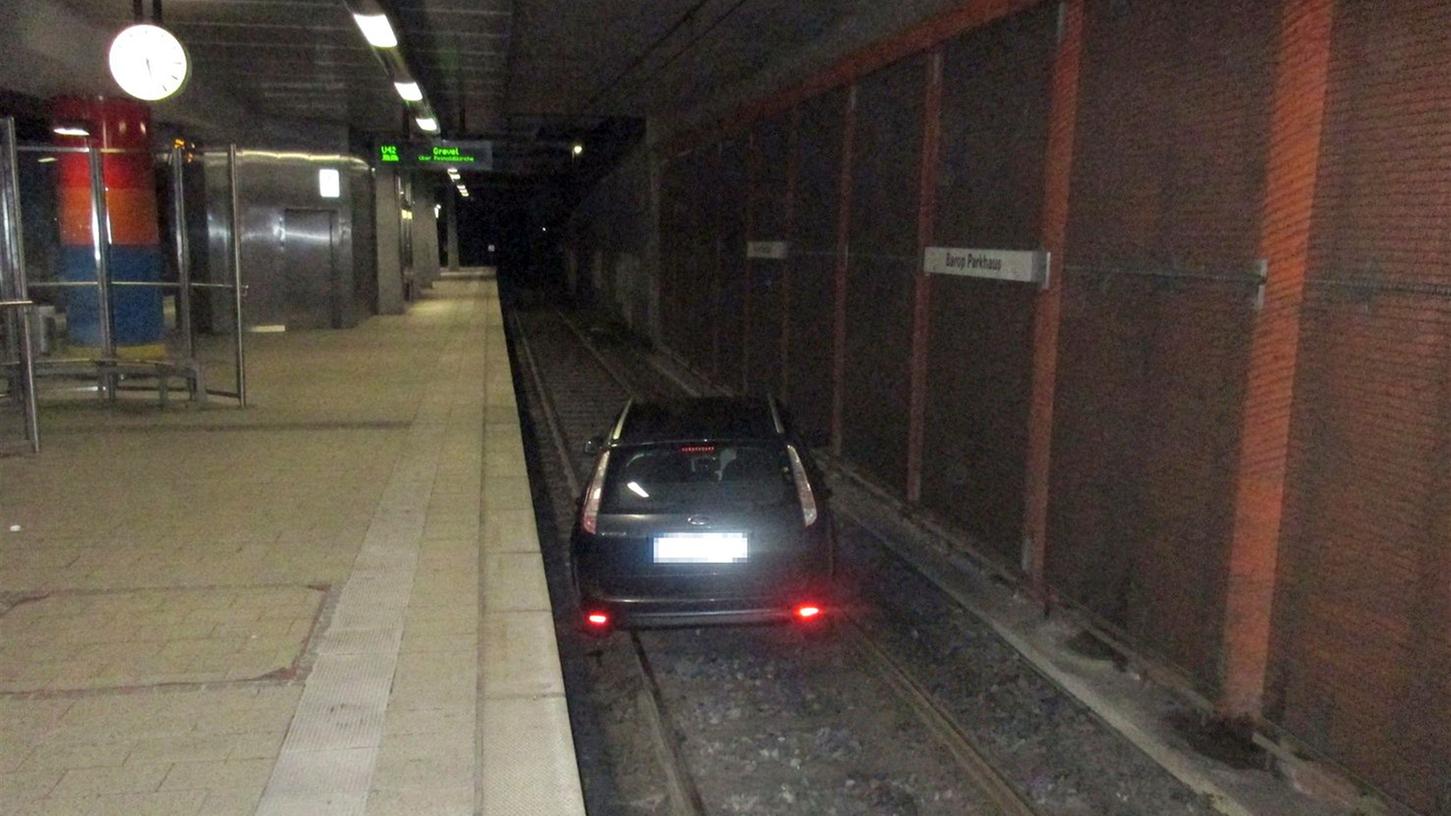31-Jähriger fährt mit dem Auto in den U-Bahn-Tunnel