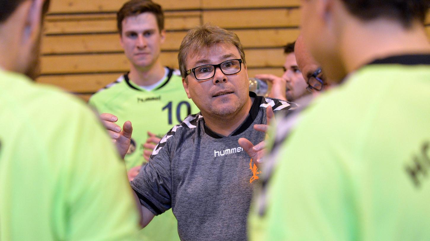 Trainer Dirk Samel schwört seine Mannen auf die aktuelle Aufgabe und die Saisonziele ein.