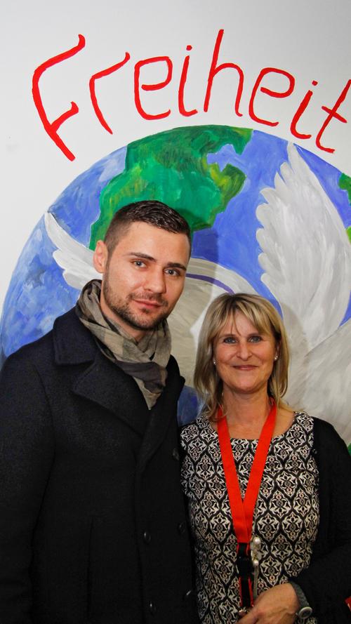 Kreisgeschäftsführerin des BRK-Kreisverbandes Nürnberg-Stadt, Brigitte Lischka, mit Altrin Azemi aus dem Kosovo.