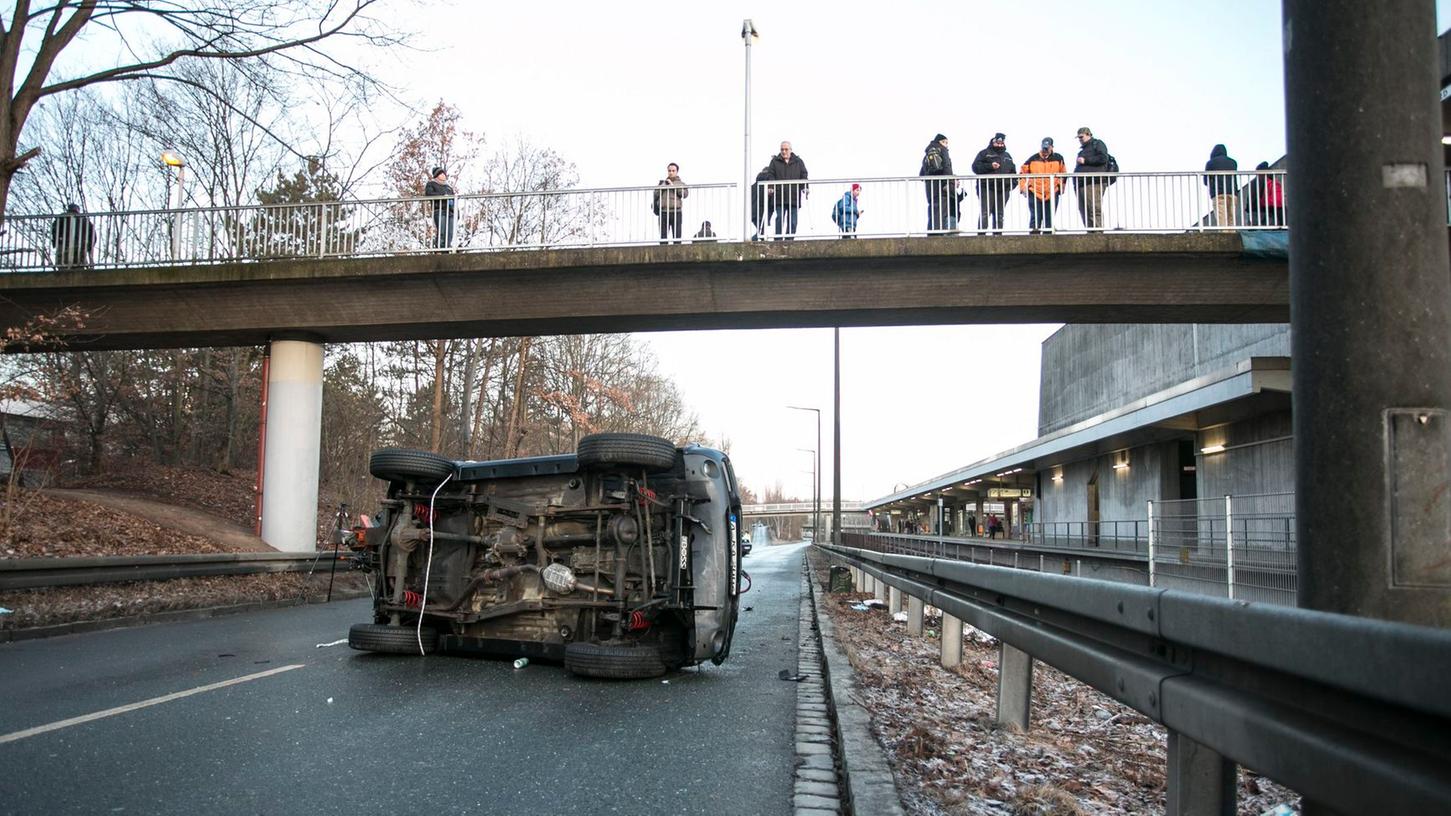 Der Wagen kam auf der Otto-Bärnreuther-Straße stadtauswärts ins Schleudern, den Beifahrer fand die Polizei neben dem Wagen liegend.