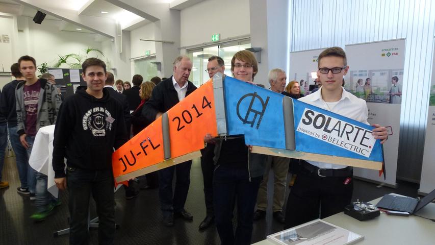 Die Höchstadter Gruppe ging mit ihrem Solar-Flugzeug in den Wettbewerb. Florian Ziegler und Julian Schmidt (v.r) mit ihrem Projektleiter Achim Engelhardt(links im Bild) starteten ihr Projekt vor eineinhalb Jahren. Auch sie erhielten einen Anerkennungspreis.