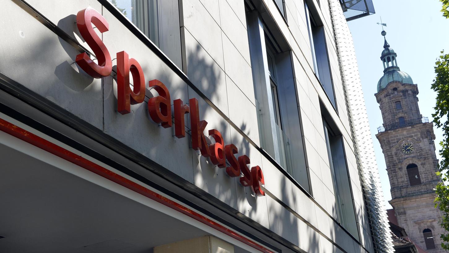 Die Zentrale der Sparkasse Erlangen am Hugenottenplatz Die Zentrale der Sparkasse Erlangen am Hugenottenplatz