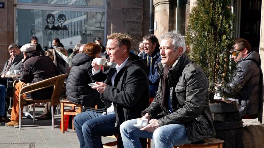 Auch diese Herren genossen ihren Kaffee in der Sonne.