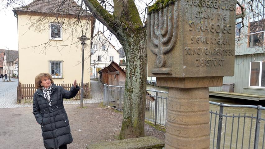 Charlotte Knobloch war am Mahnmal für die ermordeten Forchheimer Juden an der Wiesent erstaunt, dass das Denkmal nicht auf dem Synagogengrundstück steht. Außerdem hält sie es für nicht gerade gepflegt. Die Präsidentin der Israelitischen Kultusgemeinde in München und Oberbayern lehnt die Bebauung mit einem Wohnhaus ab.