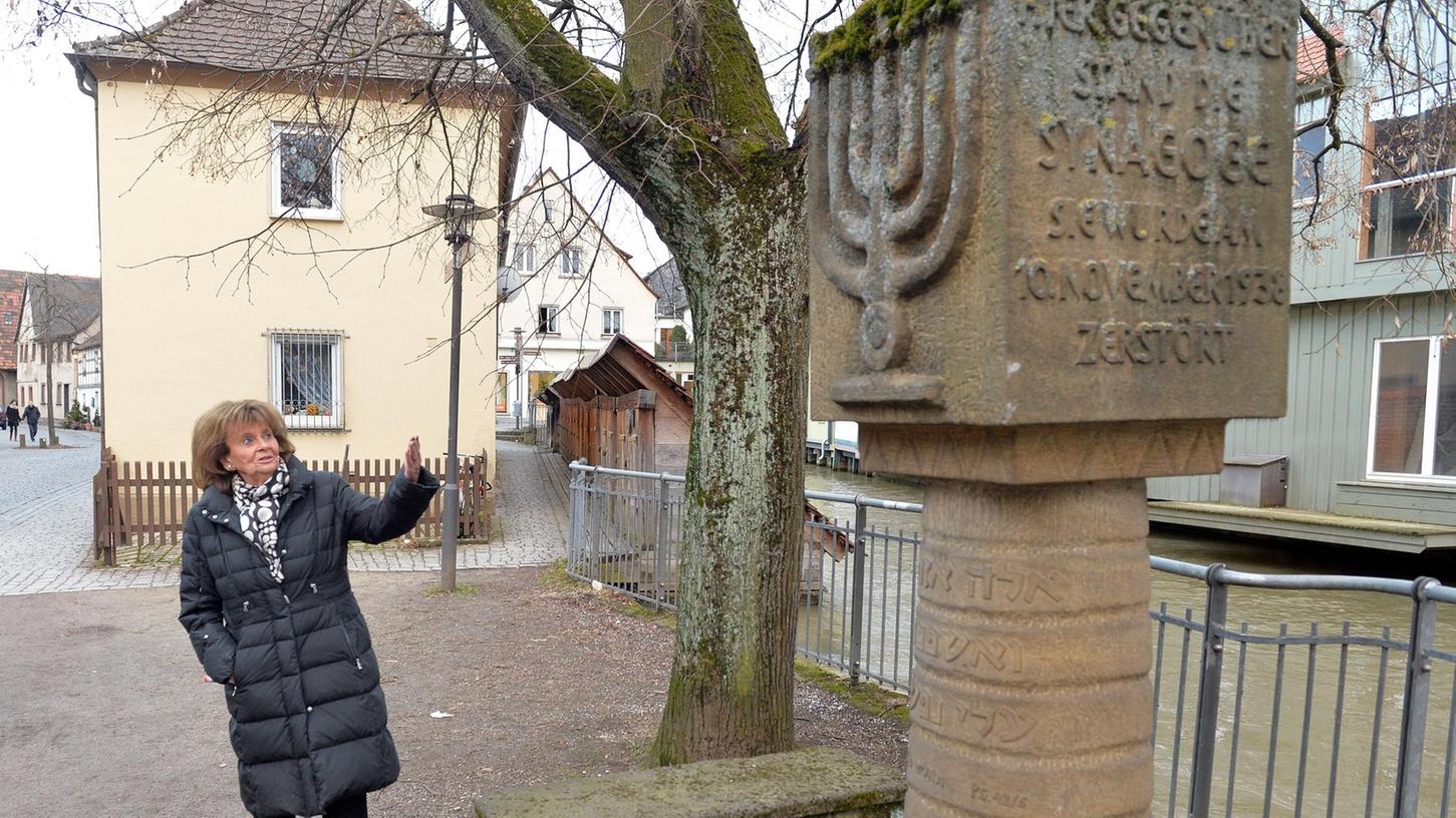 Charlotte Knobloch am Mahnmal für die ermordeten Juden, gegenüber der früheren Synagoge.