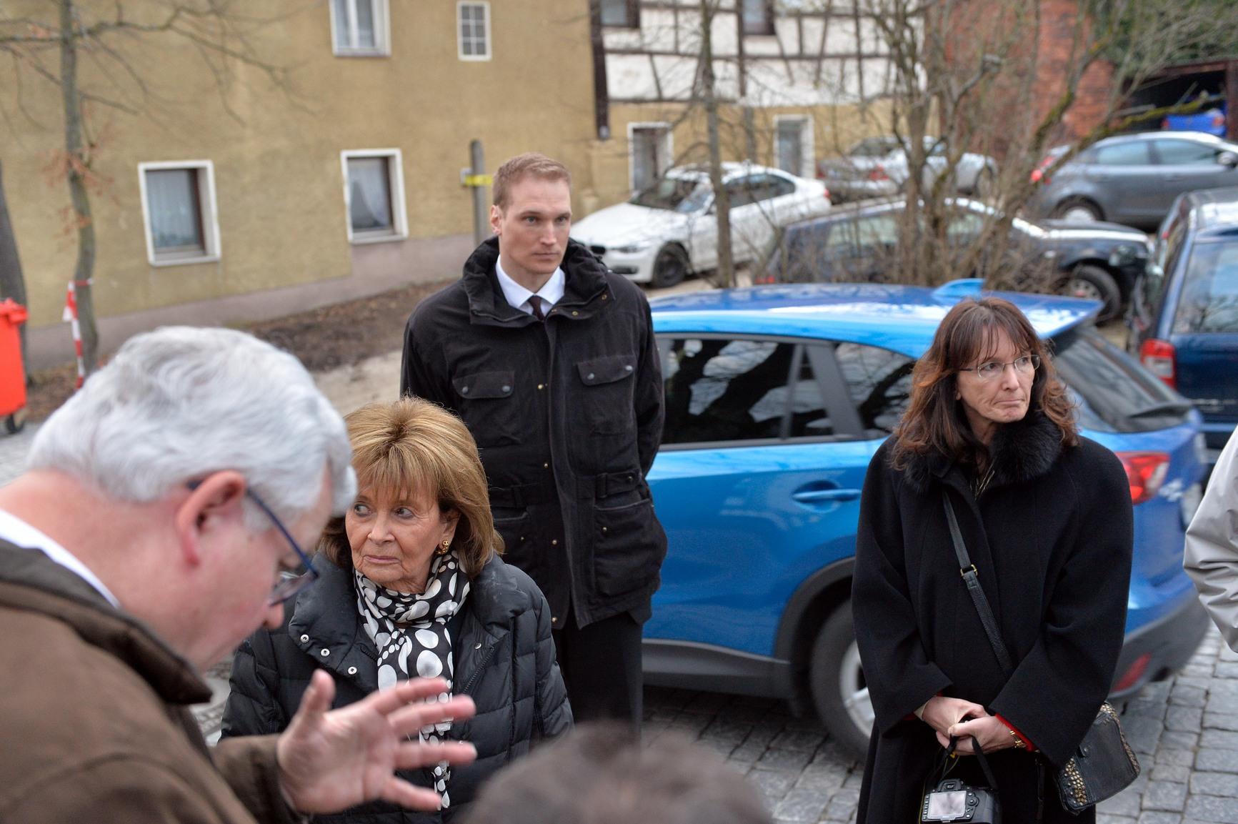 Zeitweise wollte die heutige Eigentümerfamilie um Ex-Oberbürgermeister Franz Stumpf dort ein Wohnhaus errichten. Unter anderem Charlotte Knobloch (links im Bild), Präsidentin der Israelitischen Kultusgemeinde München, kritisierte das bei einem Besuch in Forchheim. Inzwischen hat Johanna Stumpf von den Plänen aber Abstand genommen, ein Ort des Gedenkens soll entstehen.