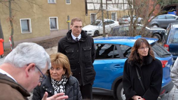 Zeitweise wollte die heutige Eigentümerfamilie um Ex-Oberbürgermeister Franz Stumpf dort ein Wohnhaus errichten. Unter anderem Charlotte Knobloch (links im Bild), Präsidentin der Israelitischen Kultusgemeinde München, kritisierte das bei einem Besuch in Forchheim. Inzwischen hat Johanna Stumpf von den Plänen aber Abstand genommen, ein Ort des Gedenkens soll entstehen.