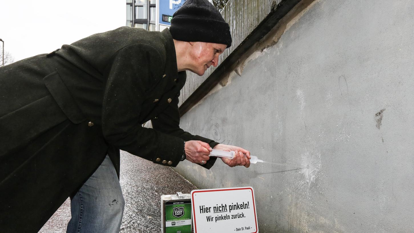 St. Pauli macht ernst: Um Wildpinkler abzustrafen wurde nun an Mauern ein Speziallack angebracht - er lässt den Urin abprallen.