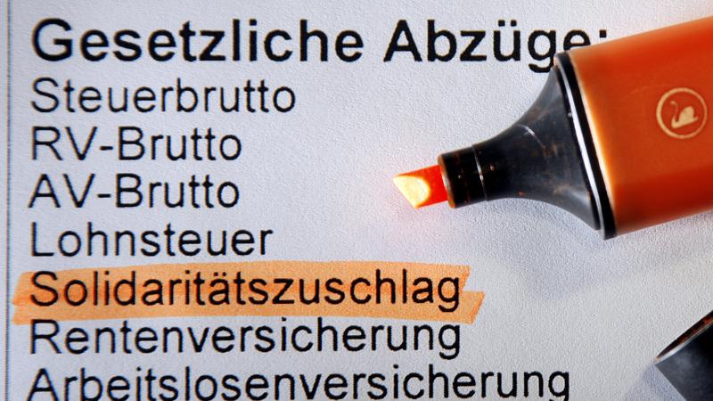 Die Unionsspitze will den Solidaritätszuschlag nach Informationen der "Süddeutschen Zeitung" vom Jahr 2020 an schrittweise senken.