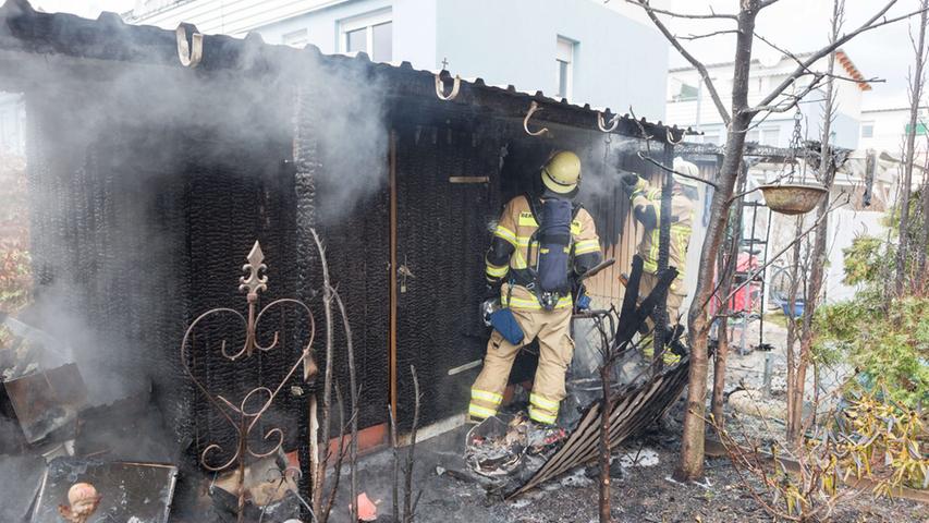 Fürth: Gartenhaus brennt in Reihenhaussiedlung