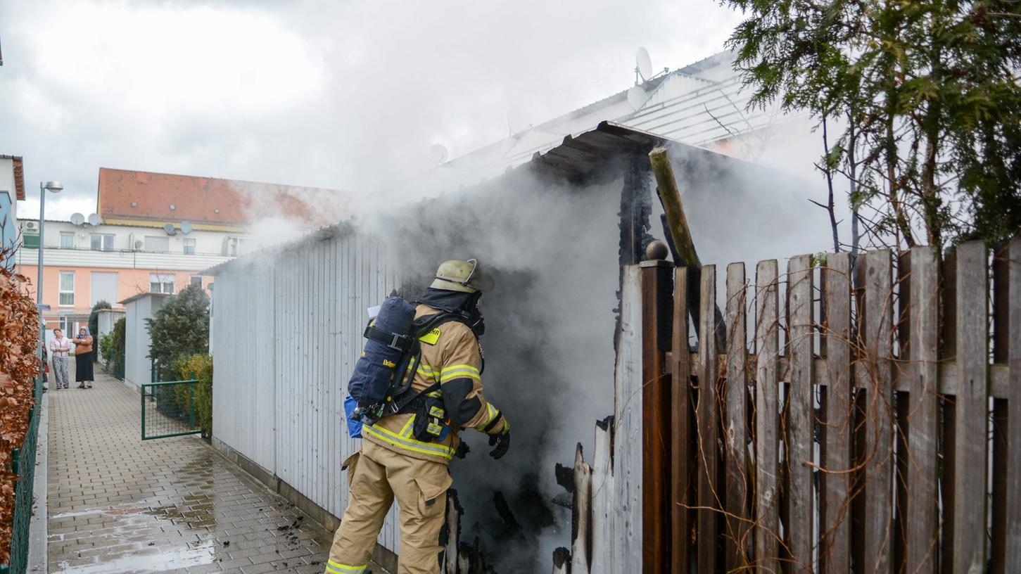 Die Feuerwehr brachte den Brand einer Gartenhütte schnell unter Kontrolle. Es entstand ein Schaden im mittleren vierstelligen Bereich.