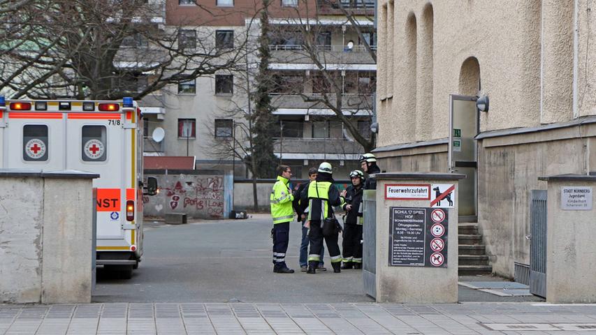 Feuer in der Scharrerschule: Rettungskräfte rücken an