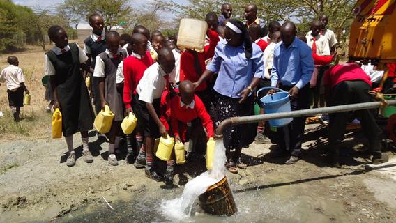 Endlich Wasser für tausend Kinder in Kenia