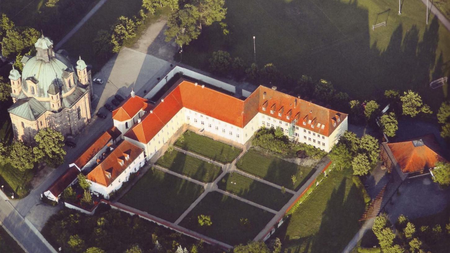 Eine Luftaufnahme des Franziskanerklosters in Freystadt. Dort wurde ein Pater positiv auf das Corona-Virus getestet.