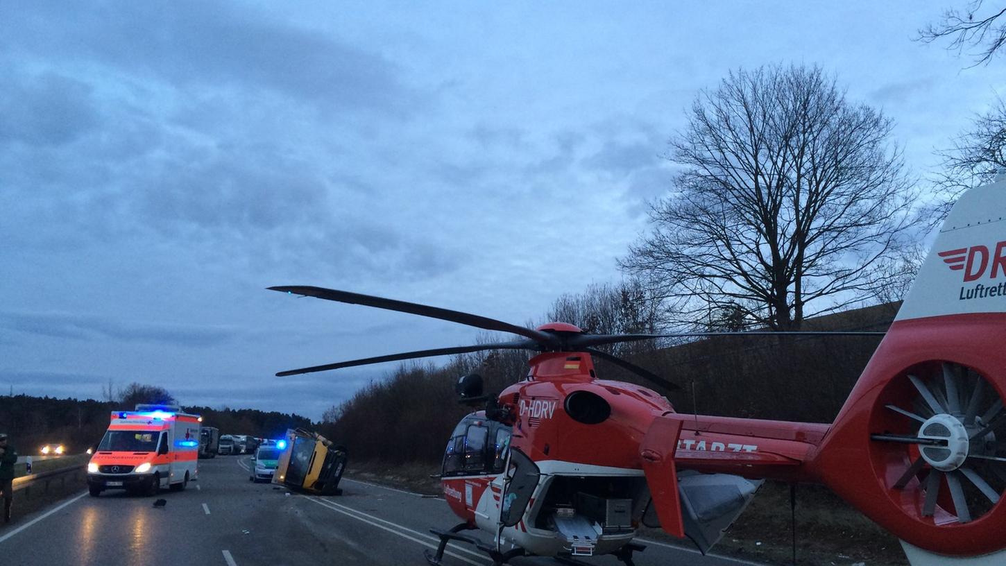 Ein Rettungshubschrauber war am Donnerstagabend bei Ellingen im Einsatz, um einen schwer verletzten Mann ins Krankenhaus zu bringen.