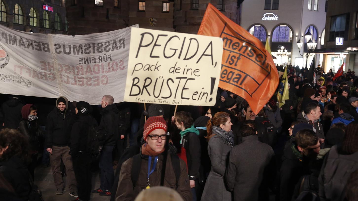 Knapp 1000 Menschen demonstrierten am Donnerstag gegen "Pegida Nürnberg".