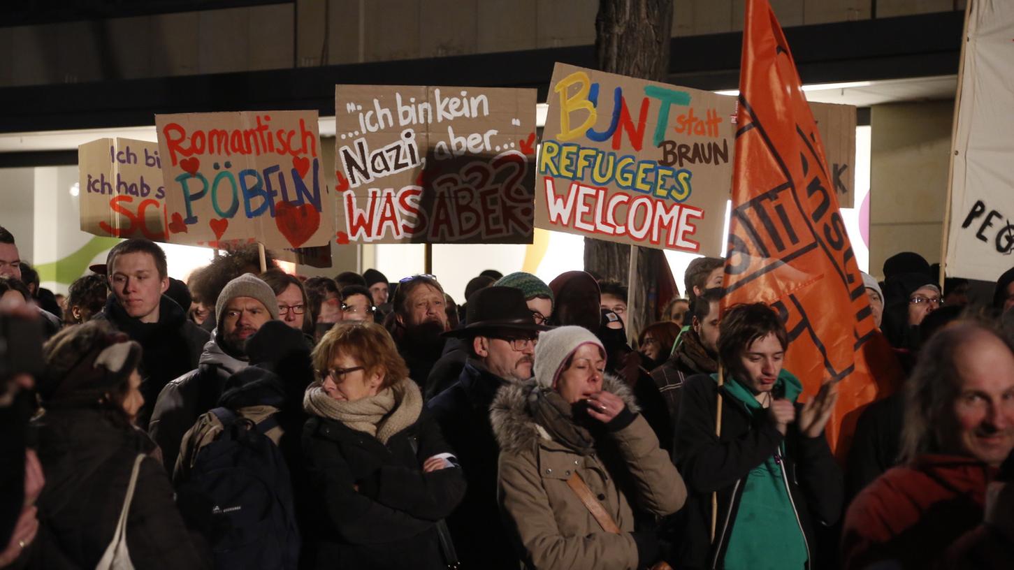 60 Pegida-Nürnberg Anhänger trafen beim letzten "Spaziergang" auf etwa 1000 Gegendemonstranten.