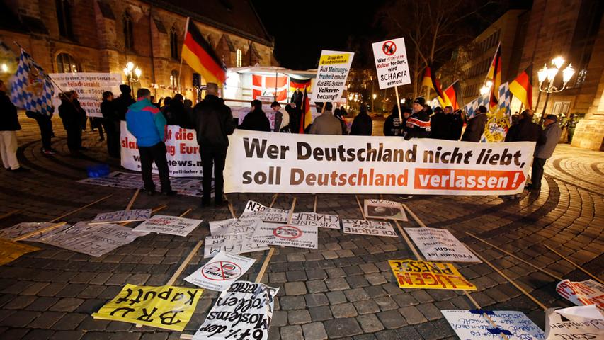 Circa 60 "Pegida Nürnberg"-Anhänger versammelten sich am Donnerstagabend auf dem Jakobsplatz, um gegen die angebliche Islamisierung Deutschlands zu demonstrieren. Auf der Gegenseite: Knapp 1000 Gegendemonstranten, die mit Pfiffen und Transparenten die Kundgebung begleiteten.
