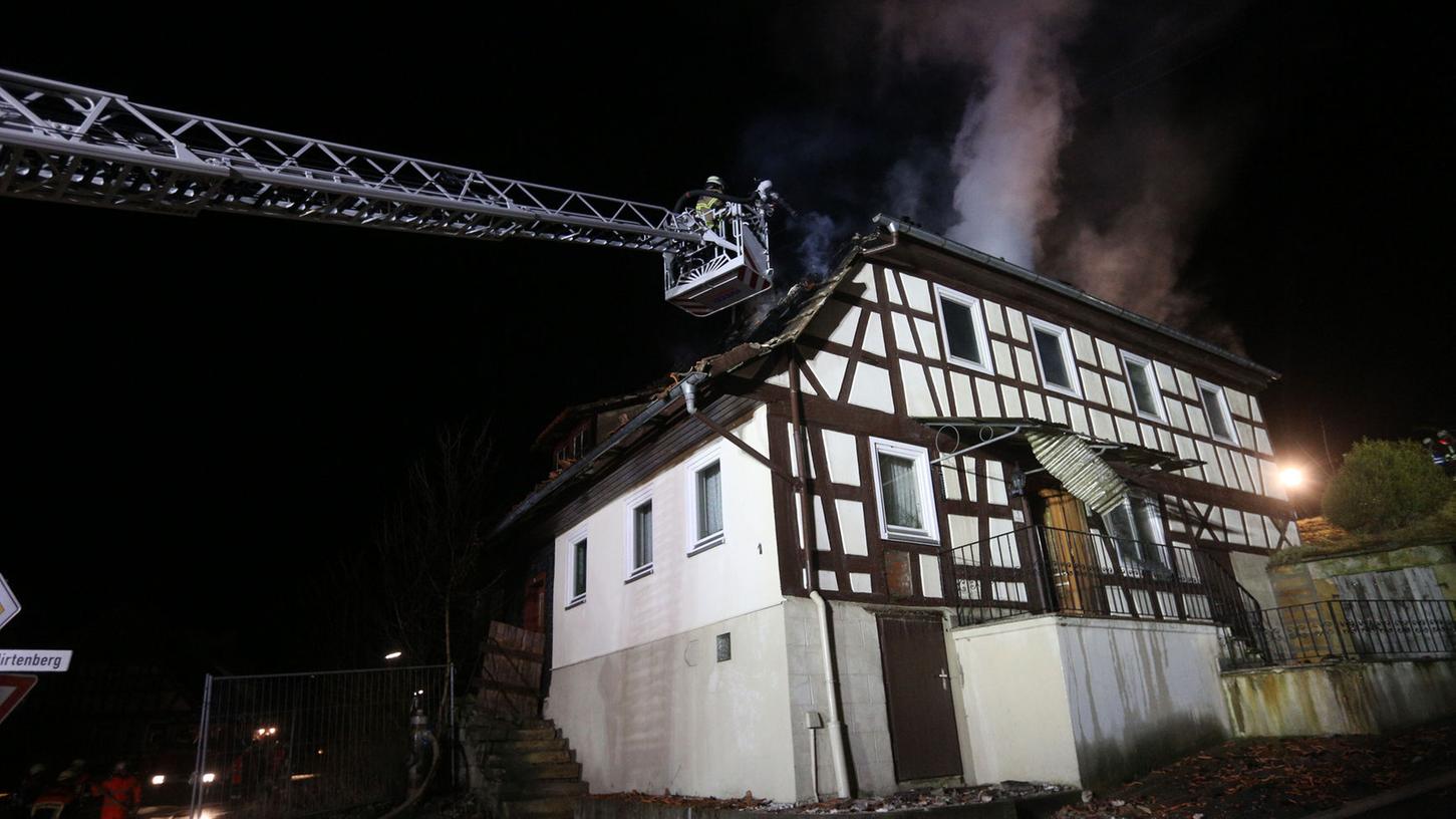 Ein derzeit unbewohntes Fachwerkhaus ist am Abend in Flammen geraten und ist nun einsturzgefährdet.