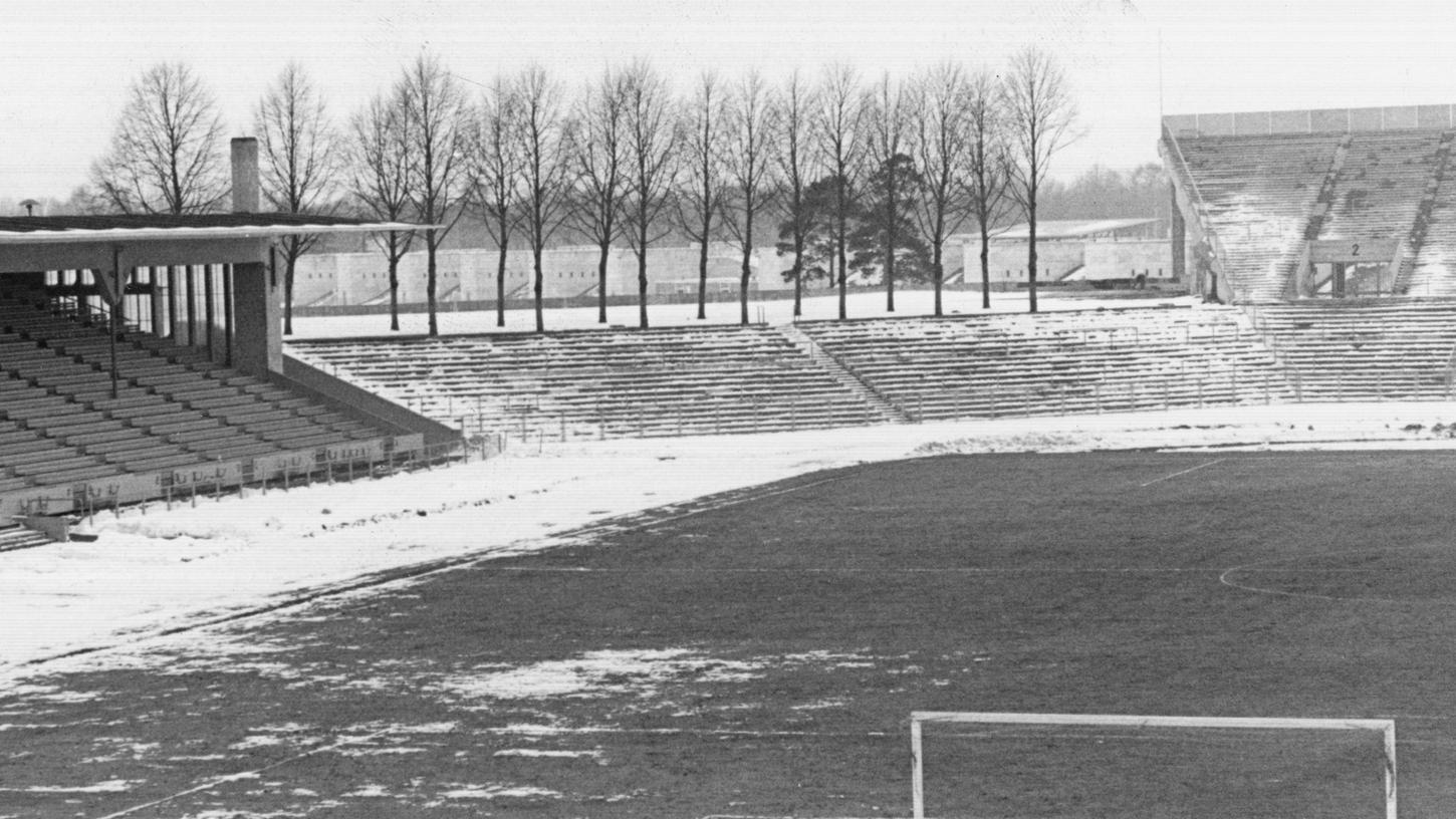 10. März 1965: Fußballfreunde stehen draußen