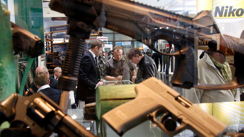 Waffen, überall Waffen: Ein Rundgang über die IWA in Nürnberg