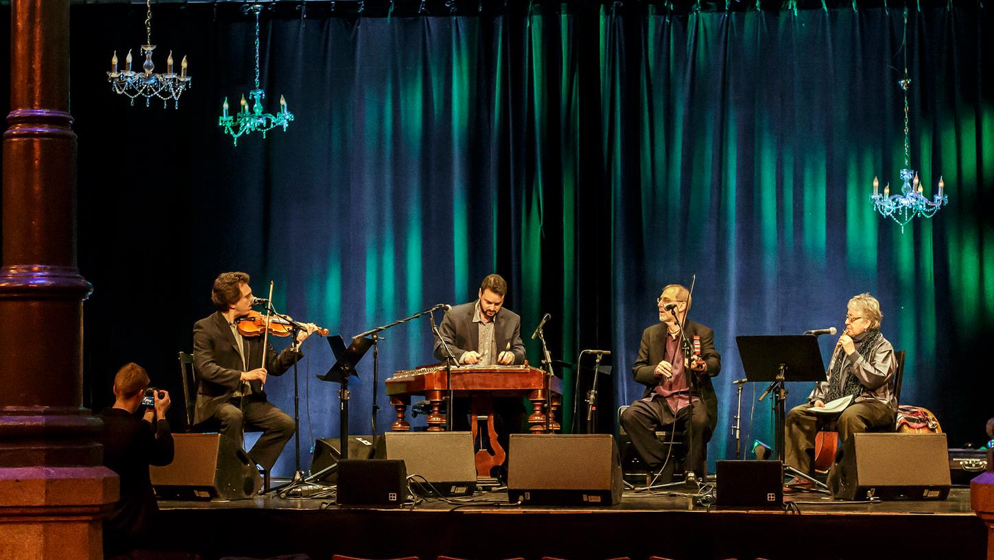 Die ganze Vielfalt der jüdischen Musik im Hier und Jetzt bot auch in diesem Jahr wieder das Klezmer Festival Intermezzo in Fürth. Die ganze Vielfalt der jüdischen Musik im Hier und Jetzt bot auch in diesem Jahr wieder das Klezmer Festival Intermezzo in Fürth.