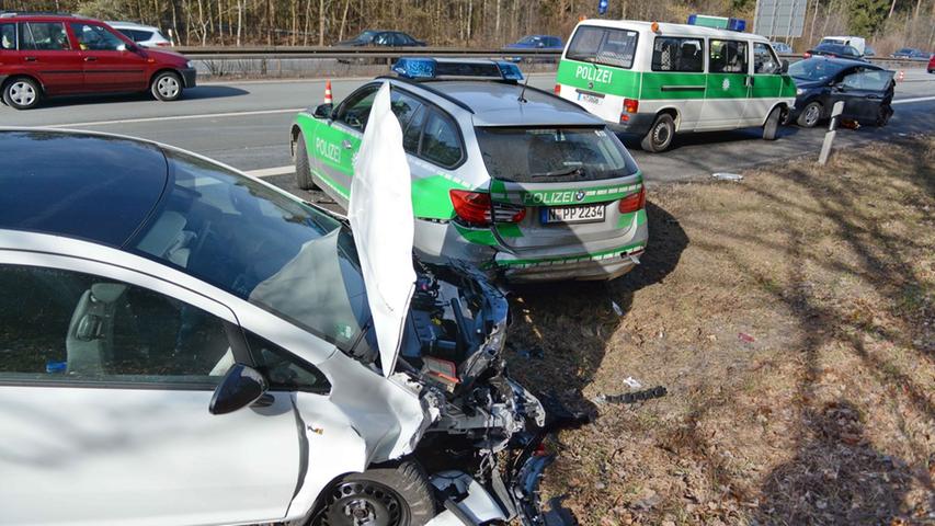 Nach Todesfall auf der A73: Corsa rammt Polizeifahrzeug