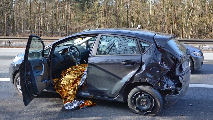 So kam es gegen 9.15 Uhr zu einem Auffahrunfall, bei dem ein Opel Corsa erst in einen Ford Fiesta krachte ...