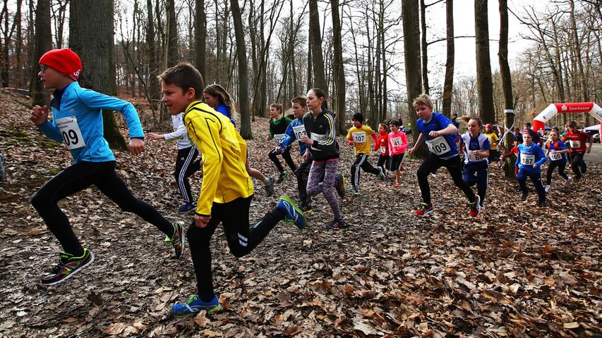 Die kleinen Läufer konnten sich an den drei Schülerläufen von 1080 m bis zu 2330 m versuchen.