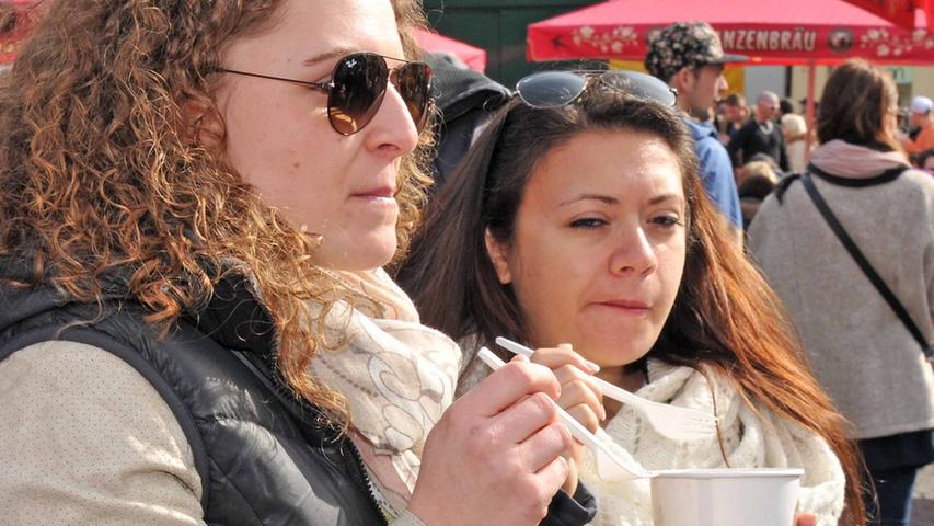 "Foodtruck roundup on tour" lockte am Samstag rund 4000 Menschen bei  strahlendem Sonnenschein auf Schwabachs Marktplatz: Aus 18 Lastwagen oder  Bussen wurde von zwölf bis 19 Uhr frisches Essen angeboten. Die Stimmung war  großartig.