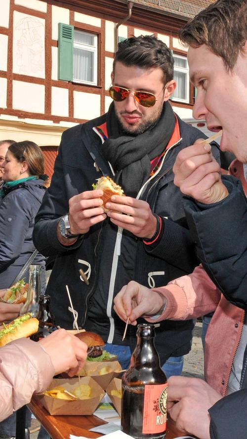 "Foodtruck roundup on tour" lockte am Samstag rund 4000 Menschen bei  strahlendem Sonnenschein auf Schwabachs Marktplatz: Aus 18 Lastwagen oder  Bussen wurde von zwölf bis 19 Uhr frisches Essen angeboten. Die Stimmung war  großartig.