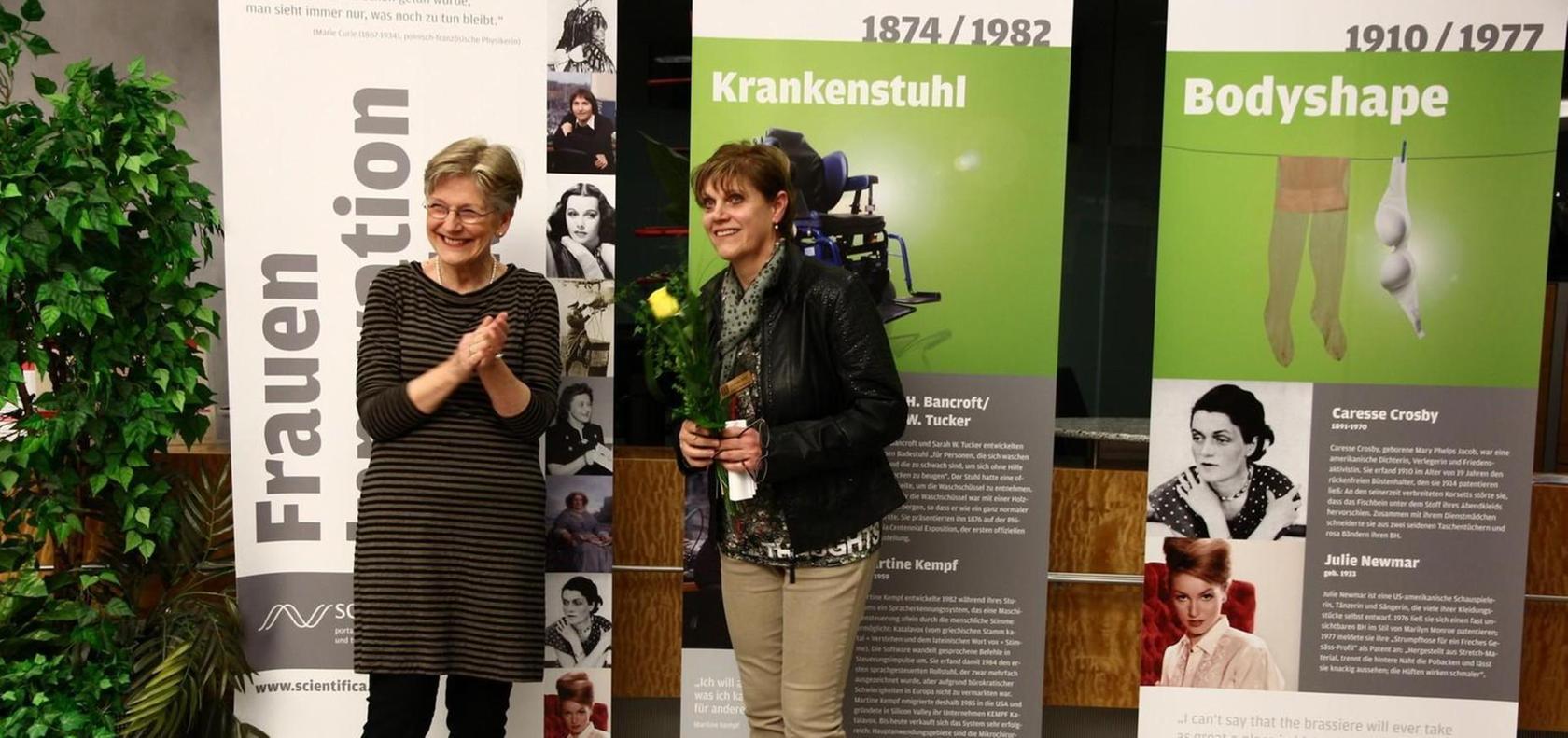 Zonta-Präsidentin Eva Pfeiffer (links) und die Initiatorin der Ausstellung, Vizepräsidentin Gabriele Wille, freuten sich über die gelungene Vernissage.