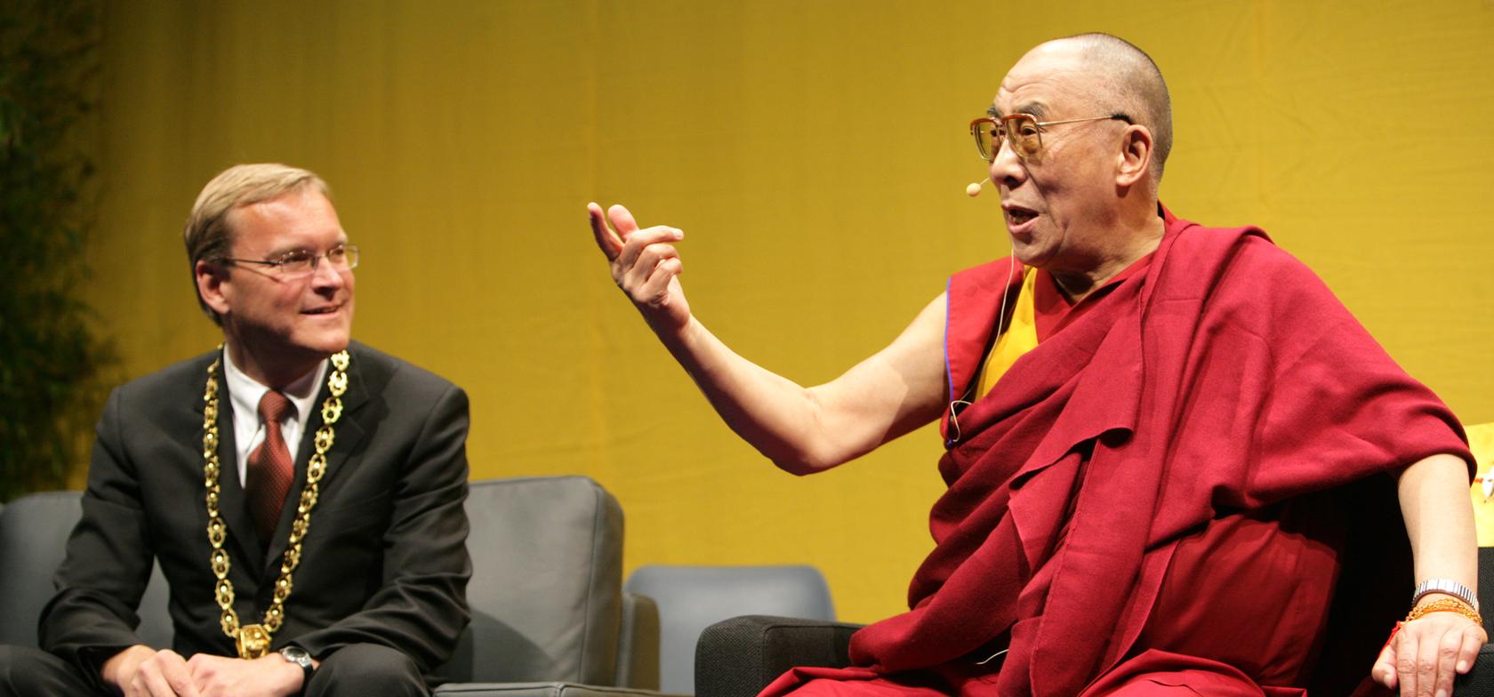 Das religiöse Oberhaupt der buddhistischen Tibeter, der Dalai Lama, zusammen mit Oberbürgermeister Andreas Starke bei seinem Besuch in Bamberg vor sieben Jahren.