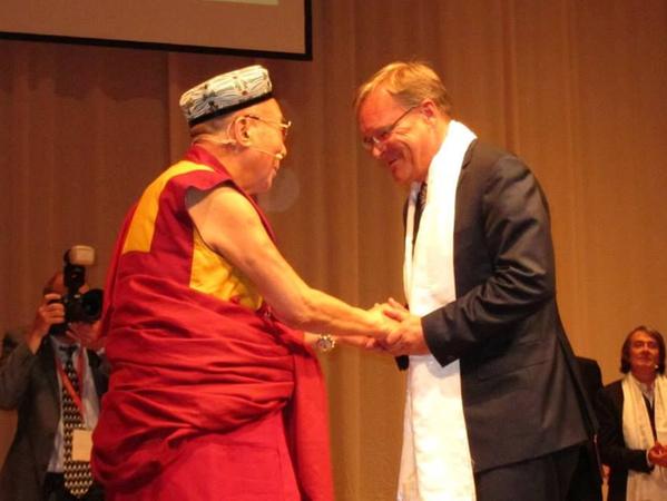 Der Dalai Lama und Starke zum 25. Jubiläum der Tibetinitiative Deutschland 2014 in Hamburg.