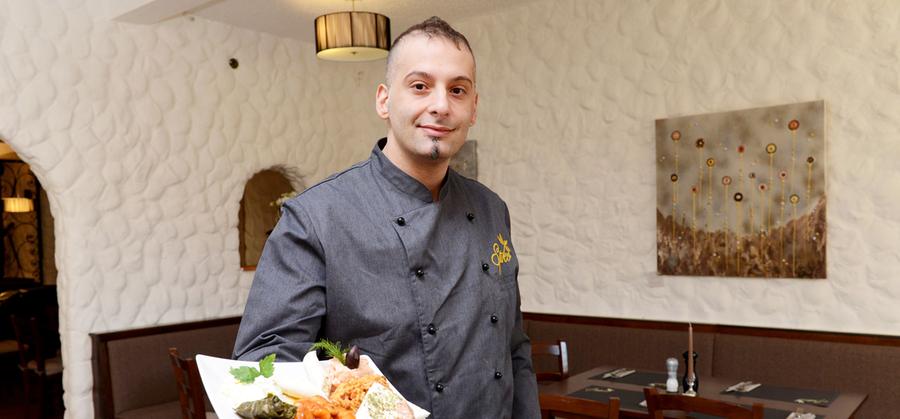 In seinem neuen Restaurant "Spitiko" in der Gustavstraße 16 serviert Inhaber Donatos Siochos unter anderem Mezedes — kleine griechische Speisen...