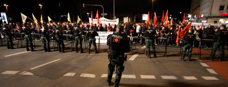 Als die ersten Nügida-Demonstranten eintrafen, skandierten die Gegendemonstranten: "Nazis raus"!