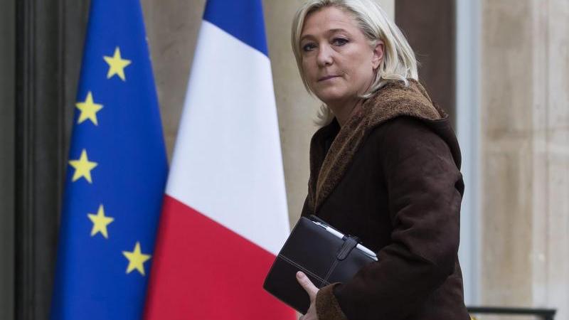 Marine Le Pen tritt mit einem Programm an, das auf Kritik aufbaut – am Politik-"Establishment", an der Europäischen Union und vor allem an der Einwanderung, die sie schlichtweg “stoppen“ will. Le Pen schlägt ein Referendum über einen EU-Austritt sowie einen Ausstieg aus dem Euro vor.