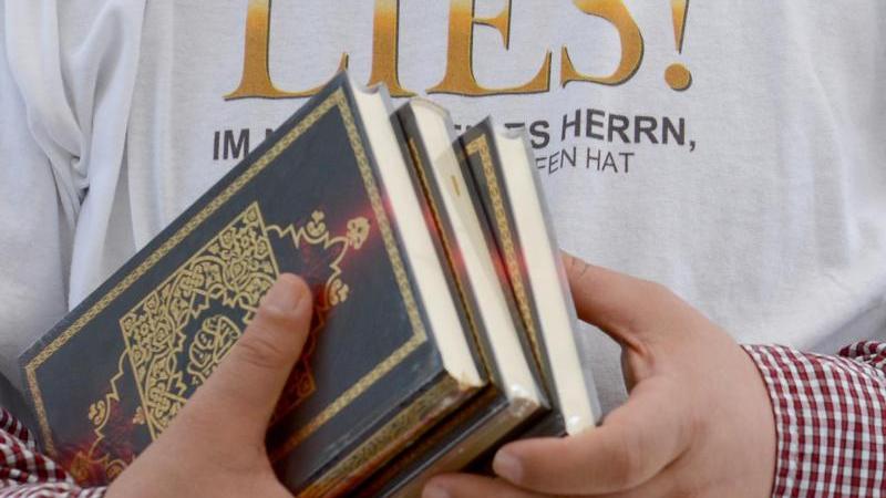 Mit Koranverteilungen versuchen radikale Salafisten neue Gläubige zu gewinnen. Die Radikalisierungshotline des Bundesamts für Migration und Flüchtlinge ist derzeit so gefragt wie nie. Mit Koranverteilungen versuchen radikale Salafisten neue Gläubige zu gewinnen. Die Radikalisierungshotline des Bundesamts für Migration und Flüchtlinge ist derzeit so gefragt wie nie.