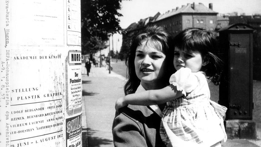 Nina Hagen wurde am 11. März 1955 in Ost-Berlin geboren. Das Foto, entstanden im Sommer 1957, zeigt sie als zweijähriges Kind auf dem Arm ihrer Mutter Eva-Maria Hagen.