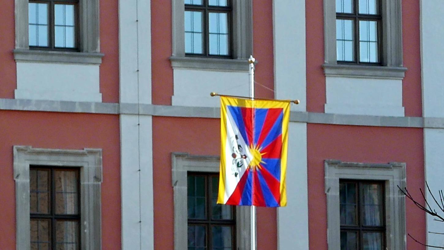 Vor dem Rathaus der Kreisstadt wird seit vielen Jahren am 10. März die tibetische Fahne aufgezogen und damit die Solidarität zu Tibet bekundet. Vor dem Rathaus der Kreisstadt wird seit vielen Jahren am 10. März die tibetische Fahne aufgezogen und damit die Solidarität zu Tibet bekundet.