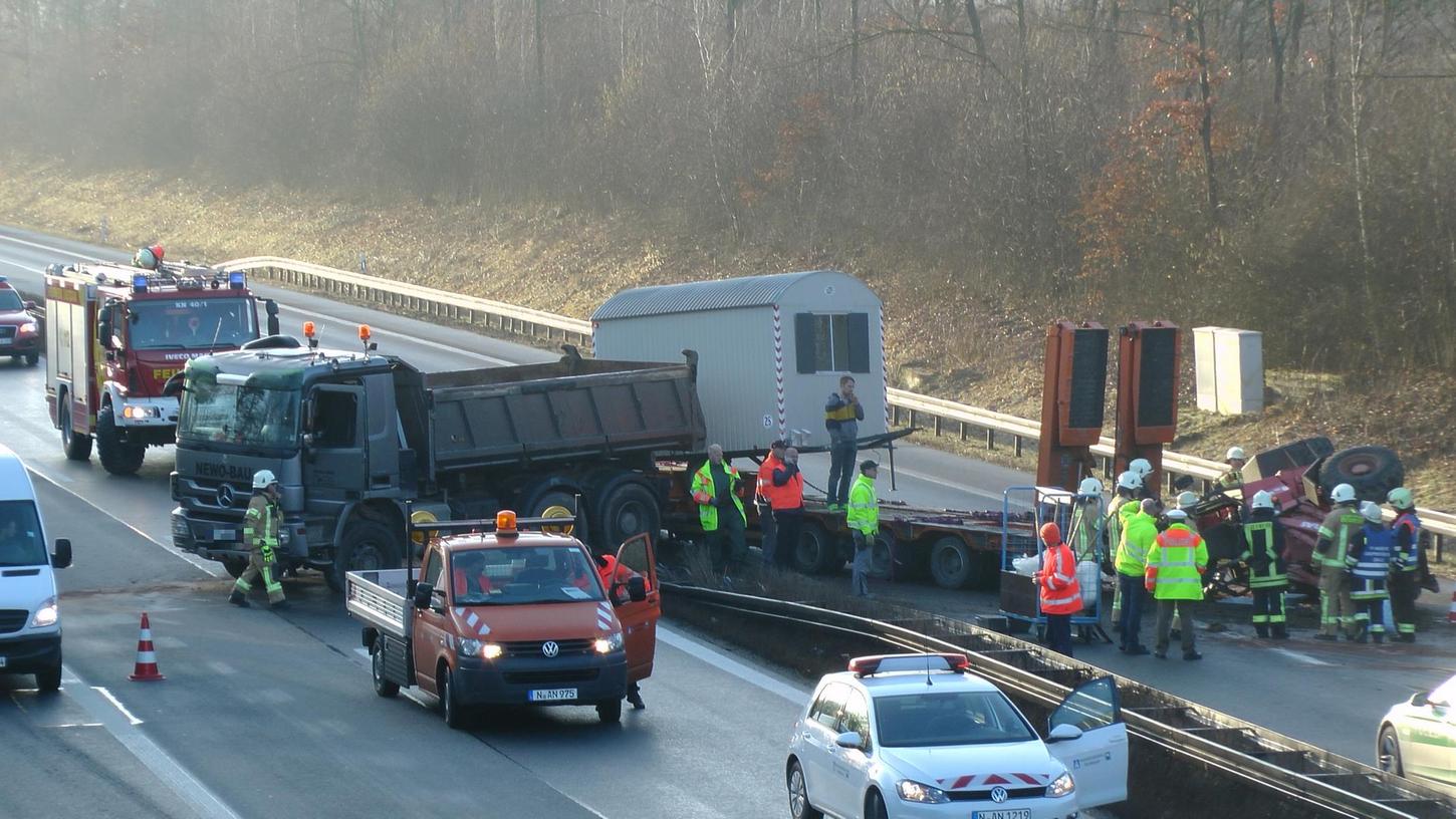 Am Mittwochmorgen kam ein 43-Jähriger auf der A70 nahe Haßfurt mit seinem Lkw ins Schleudern und durchbrach die Mittelleitplanke.