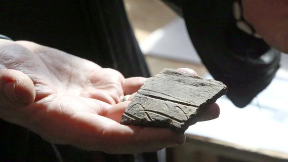 Diese Scherbe stammt aus dem Jahr 850 nach Christus. Sie ist das älteste Fundstück, das die Besiedlung Nürnbergs dokumentiert.