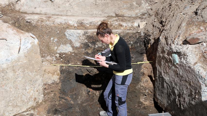 Nicht immer liegen an einem tieferen Ausgrabungsort ältere Fundstücke. Durch Keller, die zu einer späteren Zeit gebaut wurden, können jüngere Funde in tieferen Schichten lagern.